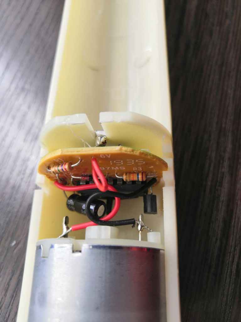 плата управління відлякувача кротів з резисторно-конденсаторним ланцюжком, що задає часовий інтервал